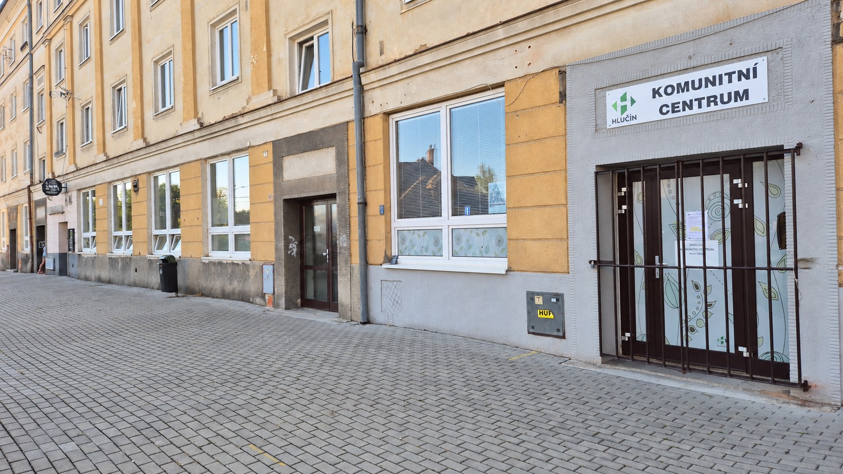 Budova Komunitního centra Hlučín a sousední vstup do restaurace Barborka, kde dočasně funguje kontaktní místo Byty Hlučín
