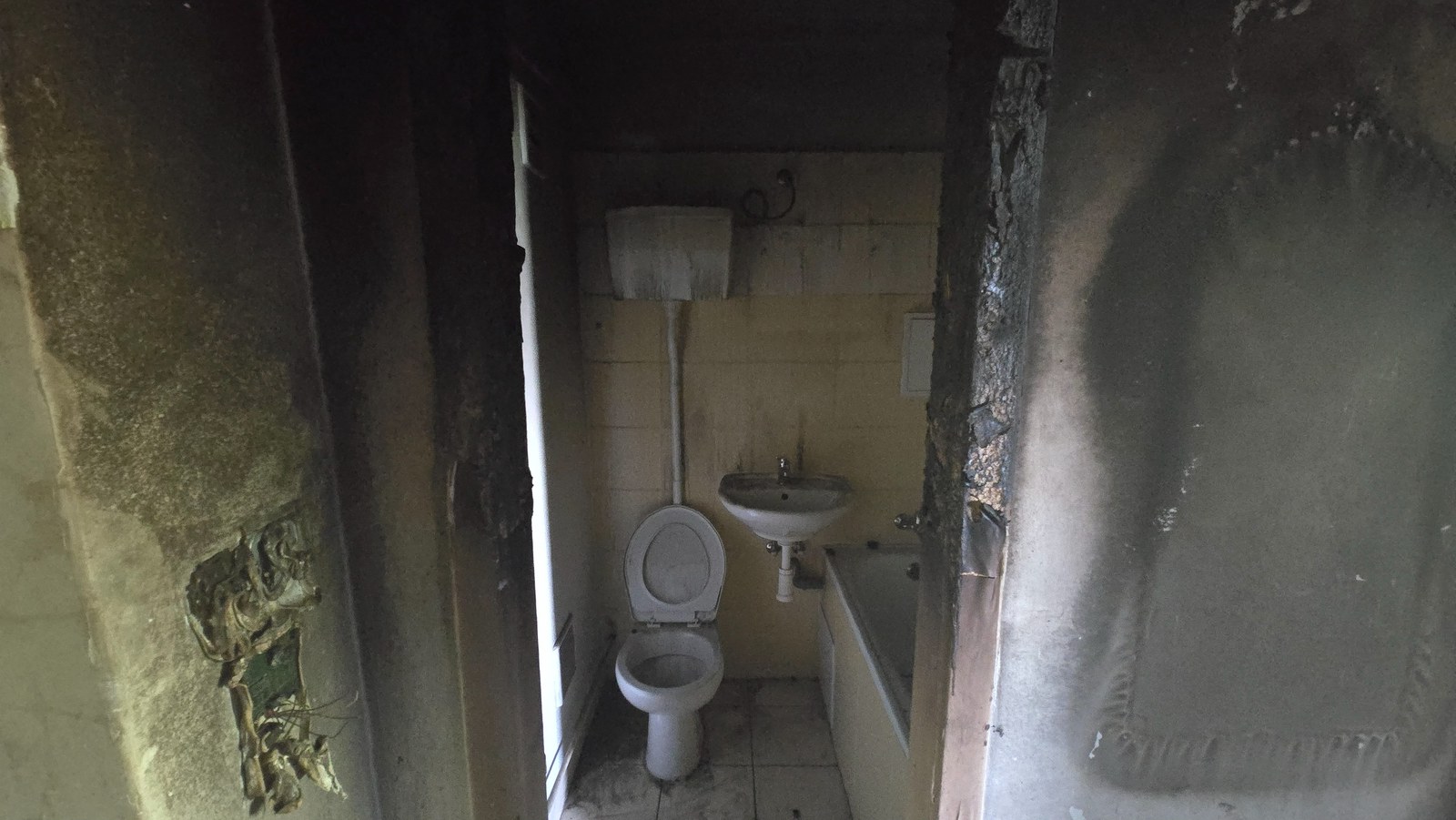 Koupelna zasažená kouřem po požáru bytu na Severní ulici